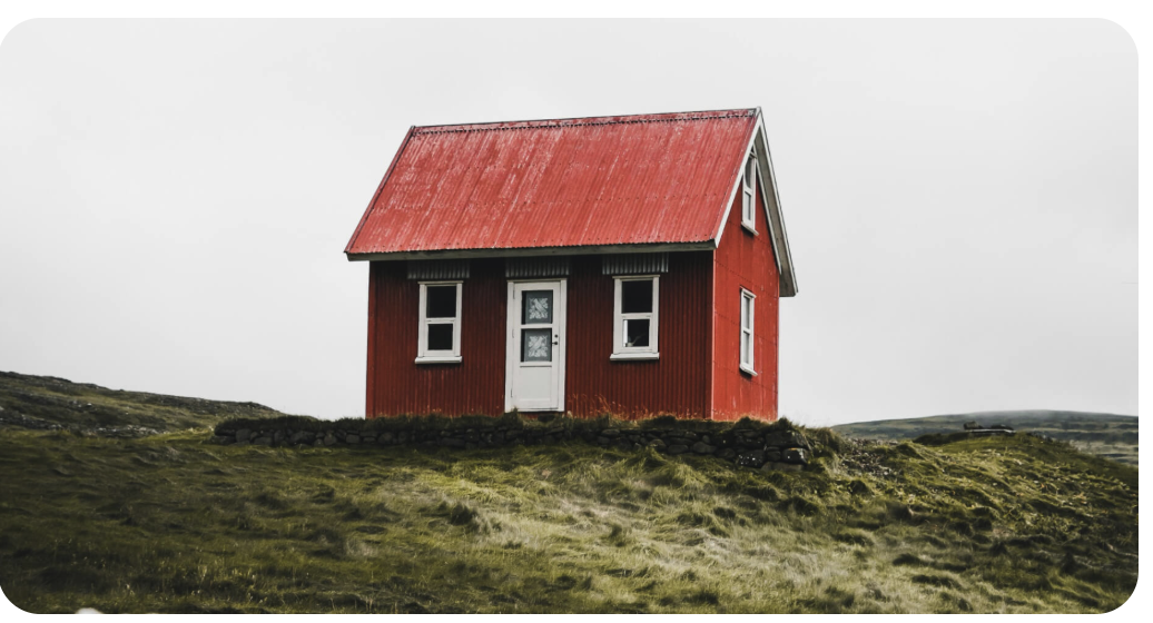 Rött trähus på en kulle