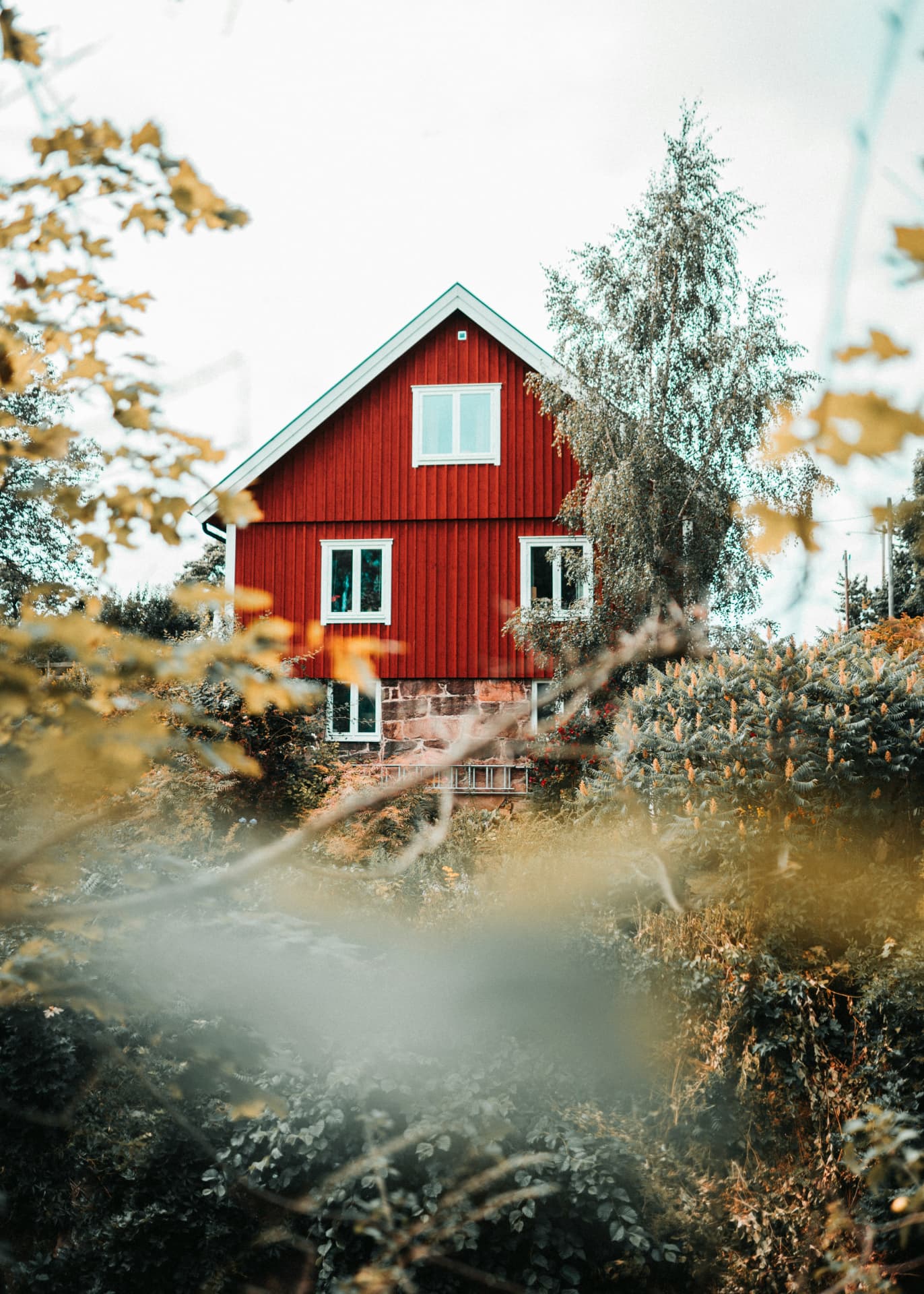 Rött hus med trädgård